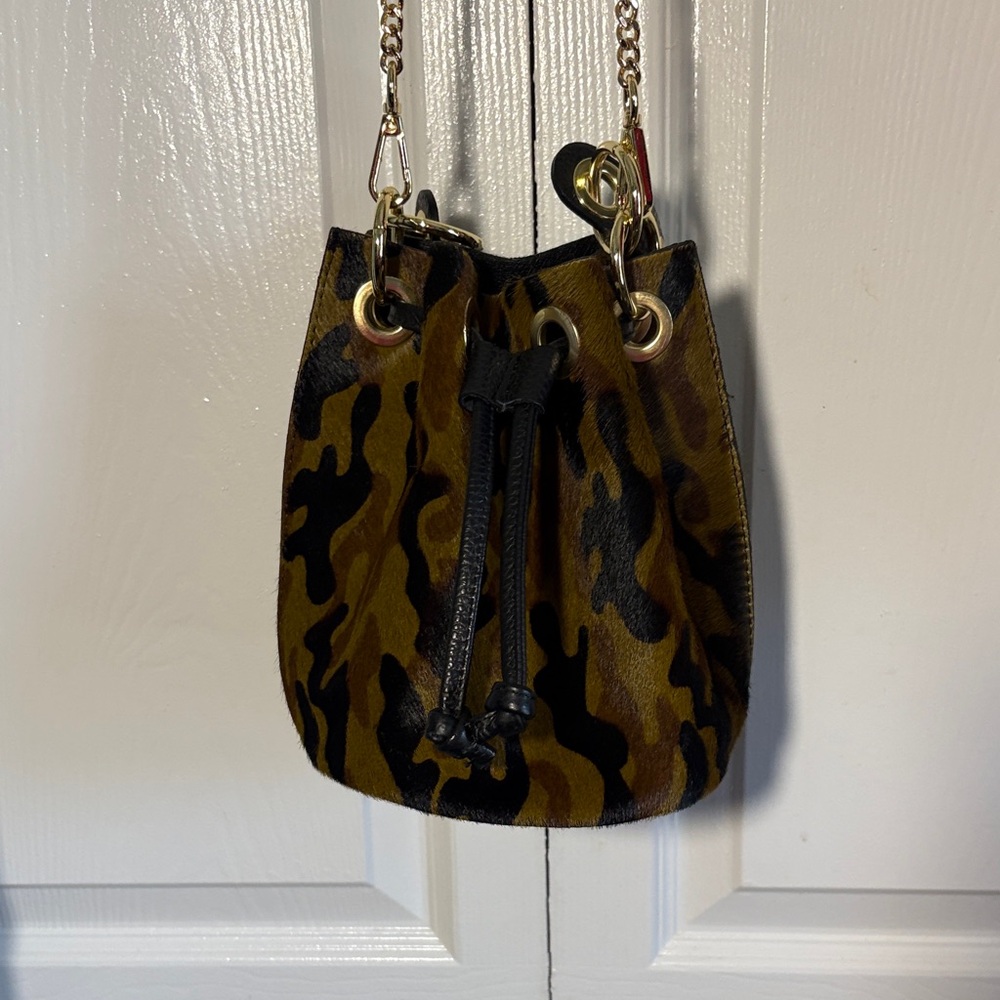 Borse in pelle leather and horse hair bucket bag. Has crossbody and handle strap